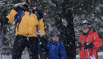 skiing family 